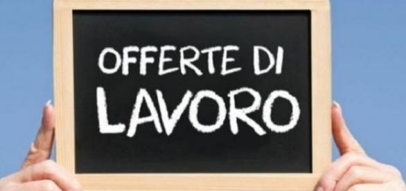 Assunzioni Alitalia 2018 offerte di lavoro: gli allievi piloti Le nuove assunzioni hanno anche lo scopo di sostituire buona parte del personale che andrà in pensione nei prossimi 10 anni. Poste Italiane prevede anche percorsi di formazione in modo da accrescere le competenze gestionali e tecniche dei dipendenti.