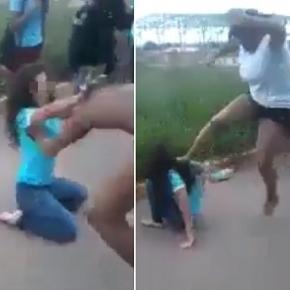 Garota recebe todo o tipo de agressão.