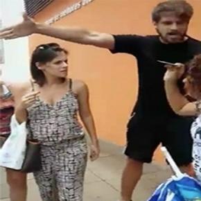 Homem xinga mulher que se recusa a abrir o carro