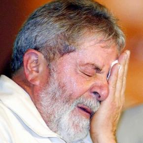 Lula emocionado e chorando em encontro
