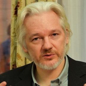Julian Assange, collegato in videoconferenza con la "Wired Next Fest", critica i Panama Pampers e la candidata democratica Hillary Clinton