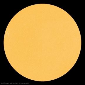 O Sol, nesta segunda-feira (27), sem manchas em sua superfície (Cortesia: SDO/NASA)