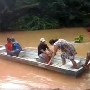 Barco vira e passageiros caem na água.