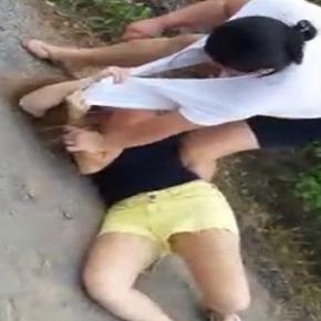 Amante enfermeira é atacada por esposa traída e toma uma surra