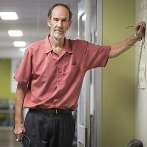 Kenny está a procura de um auxiliar para trabalhar em seu escritório.