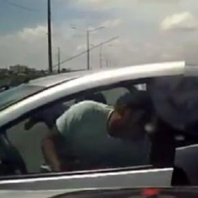 Policiais perseguem bandidos e conseguem prender os criminosos.