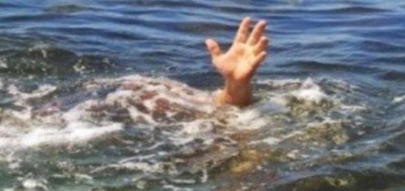 Resultado de imagem para Pastor é devorado por crocodilos após tentar imitar Jesus andando sobre água