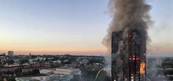 Resultado de imagem para Londres em chamas: mães lançam crianças pela janela do prédio para salvá-las