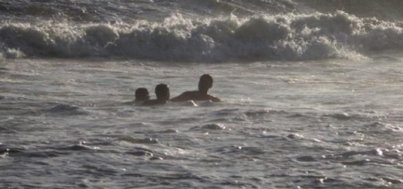 Tragedia in mare, 73enne muore per salvare tre bambini Tragedia in mare, 73enne muore per salvare tre bambini