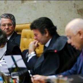 Ministros do STF ouvindo a leitura do parecer de Teori Zavascki sobre o afastamento de Cunha